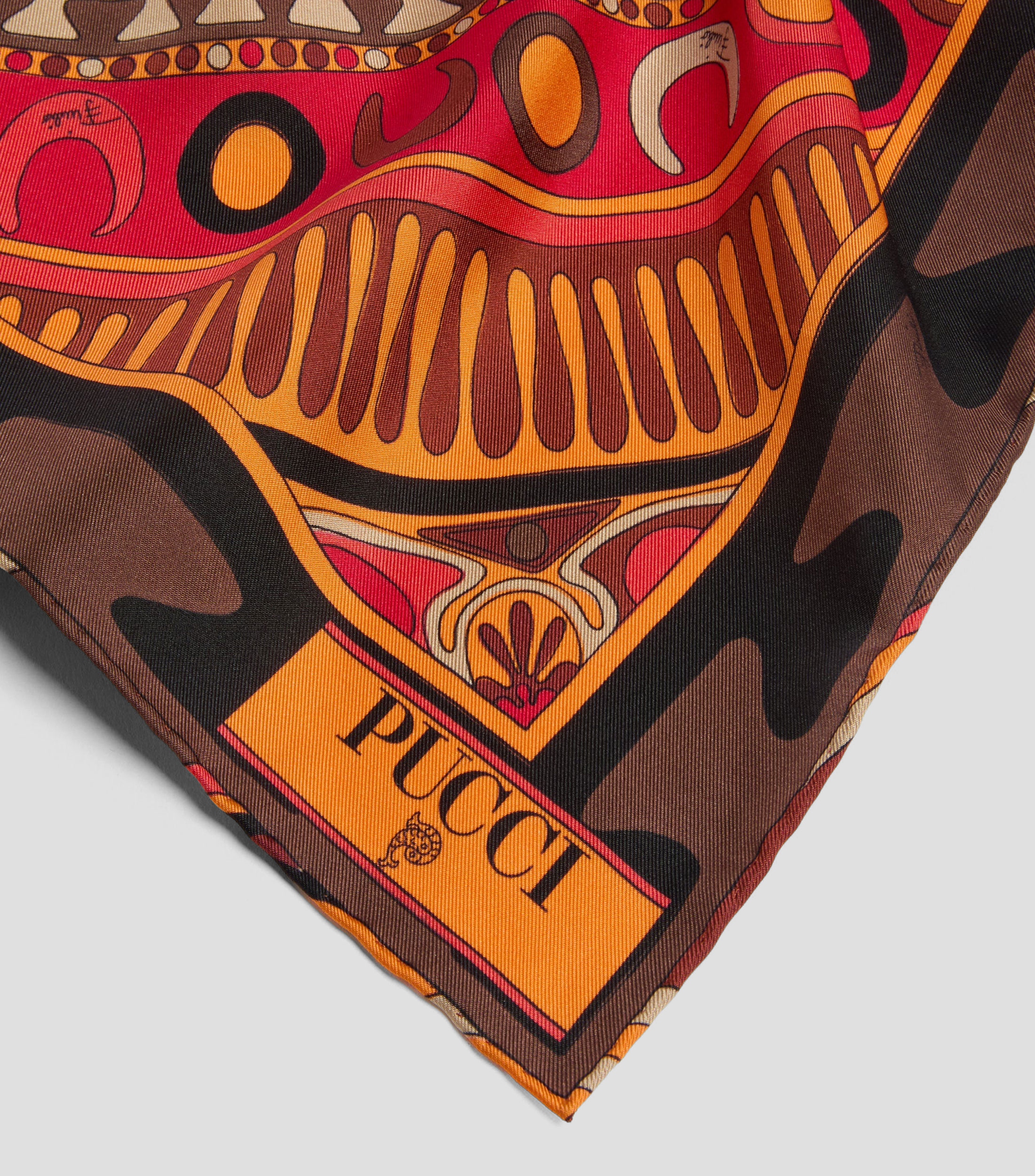 Foulard en seda negro con naranja estampado Mujer